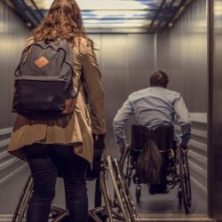 osoby niepełnosprawne w windzie